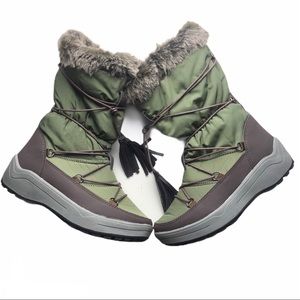 NWOT Green fur trimmed winter boots 7.5